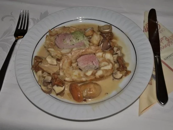 Rezept: Schweinelende im Semmelknödelmantel mit Pilzsauce Bild Nr. 3 Schweinelende im Semmelknödelmantel mit Pilzsauce - Rezept - Bild Nr. 3