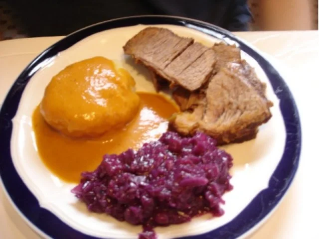Rezept: Rinderbraten mit Rotkohl und Knödel Rinderbraten mit Rotkohl und Knödel - Rezept