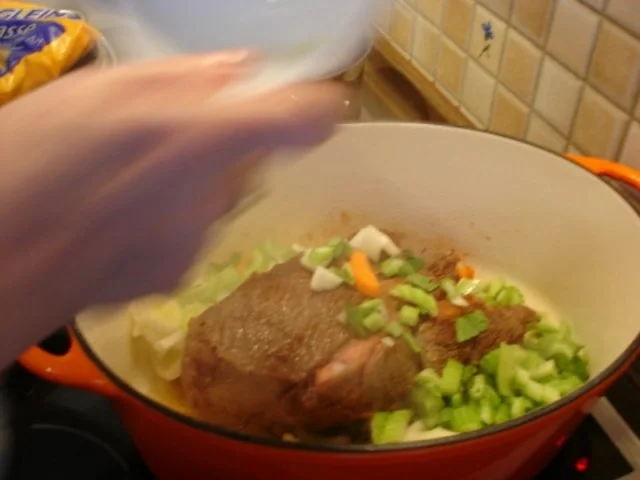 Rezept: Rinderbraten mit Rotkohl und Knödel Bild Nr. 7 Rinderbraten mit Rotkohl und Knödel - Rezept - Bild Nr. 7