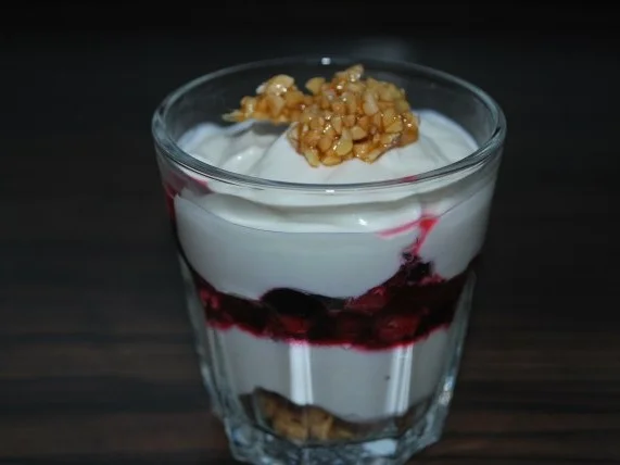 Weihnachtliches Beeren-Trifle mit Mandelkrokant - Rezept - Bild Nr. 2