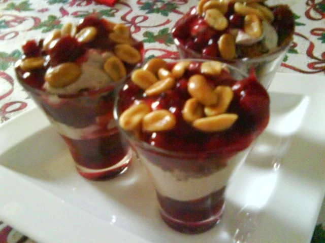 Rezept: Grütze mit Quarkcreme und karamellisierten Erdnüssen Bild Nr. 2 Grütze mit Quarkcreme und karamellisierten Erdnüssen - Rezept - Bild Nr. 2