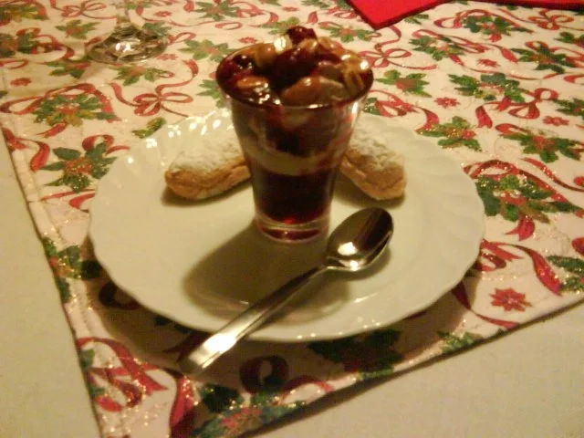 Rezept: Grütze mit Quarkcreme und karamellisierten Erdnüssen Bild Nr. 3 Grütze mit Quarkcreme und karamellisierten Erdnüssen - Rezept - Bild Nr. 3