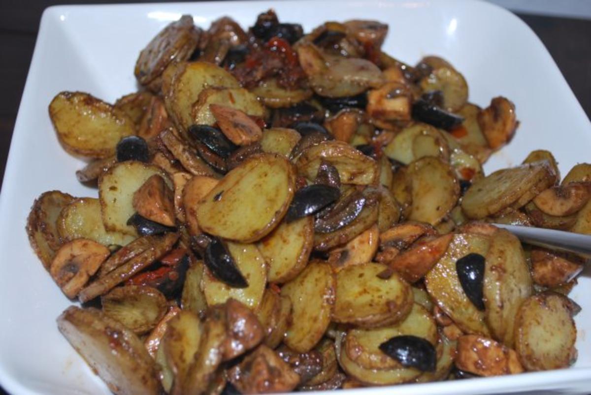 Bratkartoffel-Salat mit Champignons und Oliven - Rezept