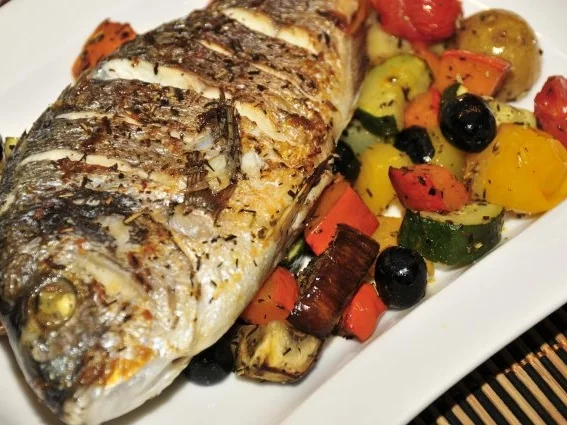 Dorade auf Ofengemüse mit Zitronenaioli - Rezept