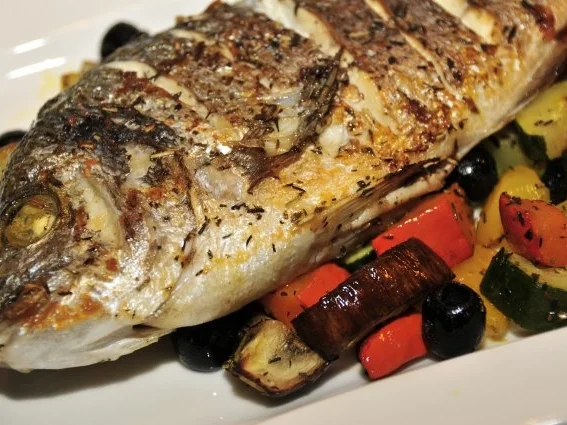 Dorade auf Ofengemüse mit Zitronenaioli - Rezept - Bild Nr. 2