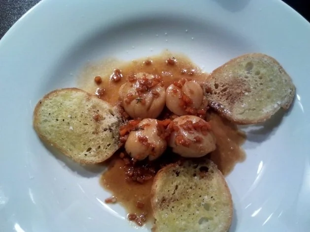 Jakobsmuscheln glasiert mit Espresso an Brotchips parfümiert mit Trüffelöl - Rezept - Bild Nr. 2