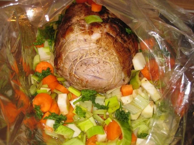 Schweinerollbraten / Schweinebraten mit leckerer Gemüsesoße aus dem Bratschlauch - Rezept - Bild Nr. 6
