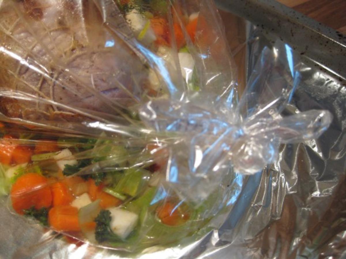 Schweinerollbraten / Schweinebraten mit leckerer Gemüsesoße aus dem ...