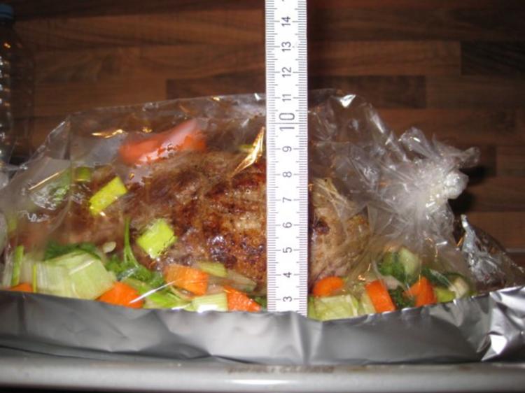 Schweinerollbraten / Schweinebraten mit leckerer Gemüsesoße aus dem ...