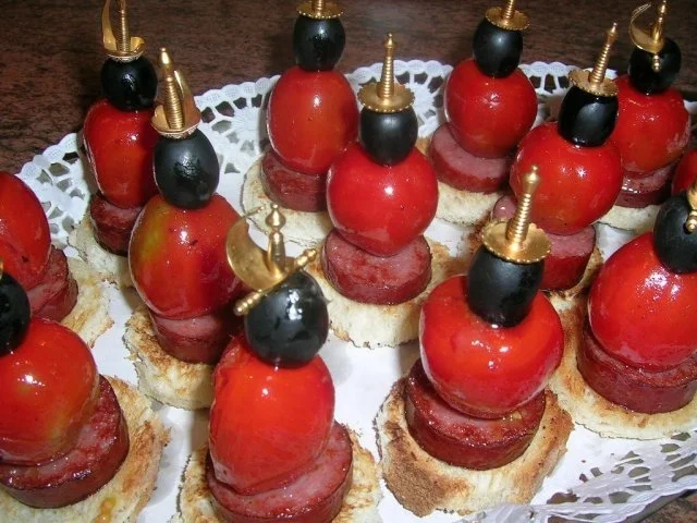 Rezept: Chorizo-Oliven-Tomaten-Spieße - als Beilage zum Aperitif oder einfach nur so Chorizo-Oliven-Tomaten-Spieße - als Beilage zum Aperitif oder einfach nur so - Rezept