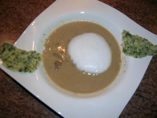 Steinpilz-Cappuccino-Süppchen mit Parmesan-Petersilien-Chip - Rezept - Bild Nr. 3