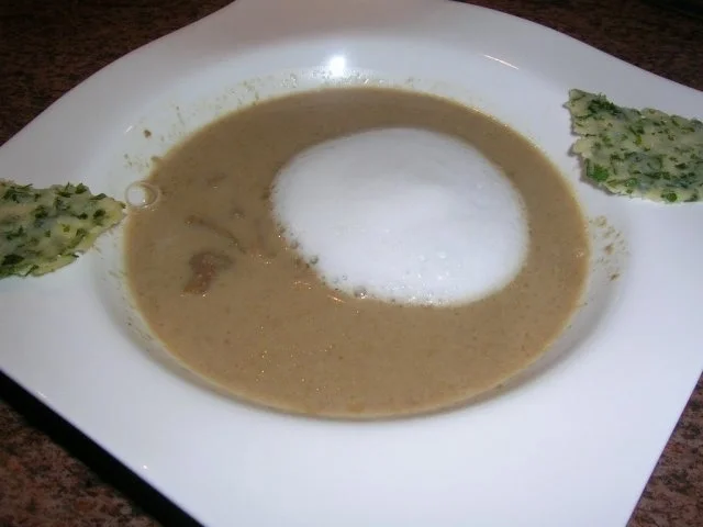 Steinpilz-Cappuccino-Süppchen mit Parmesan-Petersilien-Chip - Rezept