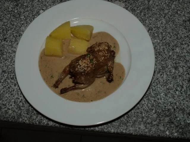 Wachteln mit Estragon- Creme fraiche -Soße - Rezept