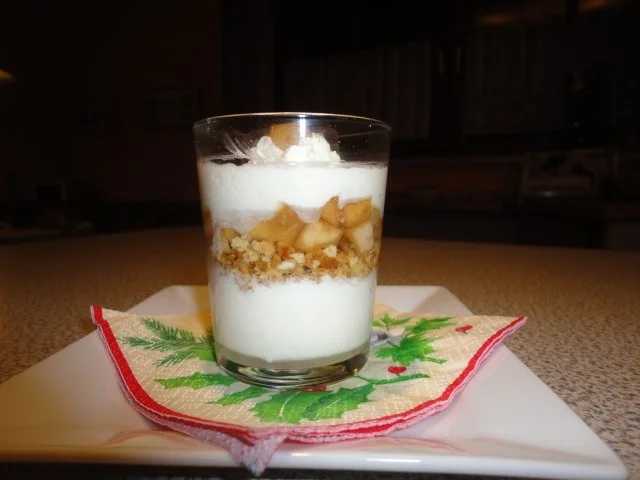 Calvados Apfel in Sekt Creme mit Cantuccini - Rezept