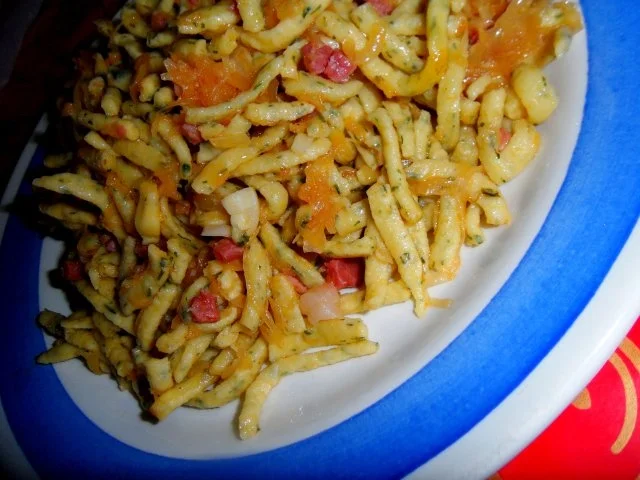 Rezept: Reste-Pfännchen mit Kräuterspätzle und Fasskraut Bild Nr. 3 Reste-Pfännchen mit Kräuterspätzle und Fasskraut - Rezept - Bild Nr. 3