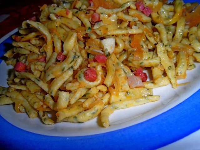 Rezept: Reste-Pfännchen mit Kräuterspätzle und Fasskraut Bild Nr. 2 Reste-Pfännchen mit Kräuterspätzle und Fasskraut - Rezept - Bild Nr. 2