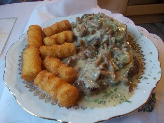 RINDERFILET-STEAK mit SCHALOTTEN-PFIFFERLING-RAHMSAUSE - Rezept