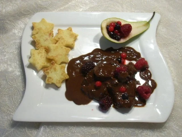 Rehbraten an dunkler Schokoladen-Burgunder-Sauce und Waldbeeren - Rezept