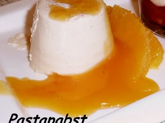 Lebkuchen Panna Cotta mit scharfer Orangensauce - Rezept