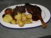 Gänsekeule NT mit Apfelrotkohl, selbstgemachten Klößen (RZ von Lakritzschneggsche) - Rezept