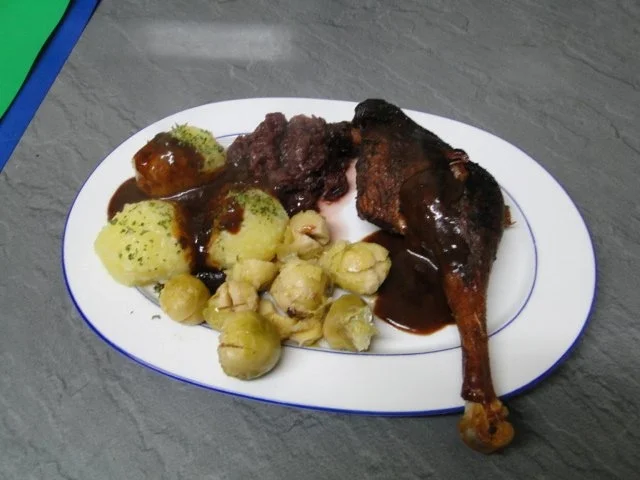 Gänsekeule NT mit Apfelrotkohl, selbstgemachten Klößen (RZ von Lakritzschneggsche) - Rezept - Bild Nr. 3