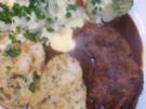 Wildschweinsteak mit Serviettenknödeln und Blumenkohl Broccoli unter Sauce Hollondaise - Rezept