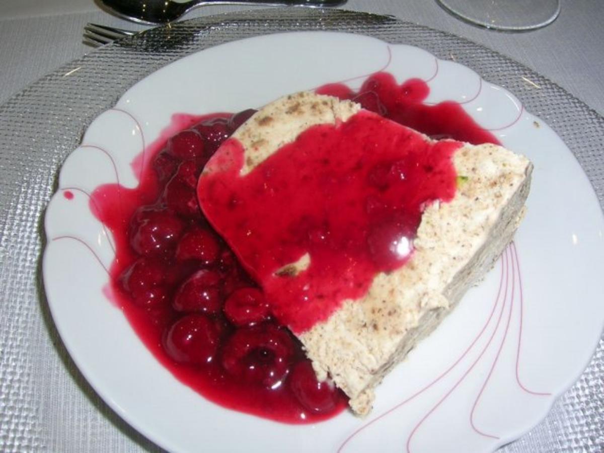 Lebkuchen-Parfait mit Himbeersauce - Rezept - kochbar.de
