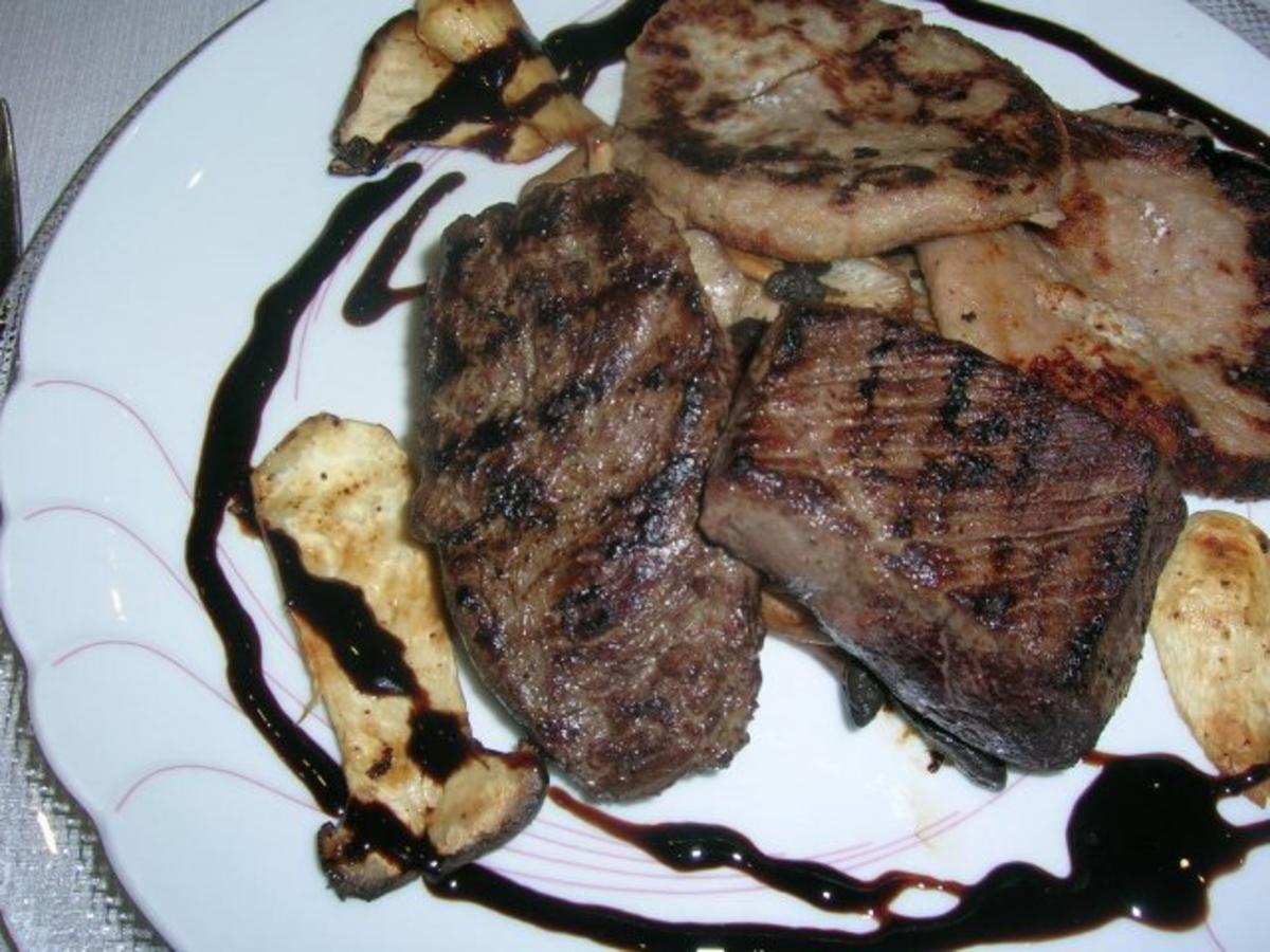 Hirsch-Steaks mit gemischten Pilzen an Walnuss-Kartoffelplätzchen - Rezept - Bild Nr. 3