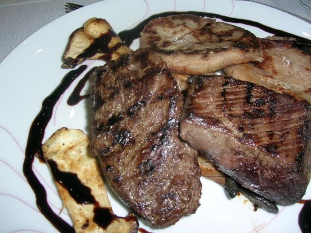 Hirsch-Steaks mit gemischten Pilzen an Walnuss-Kartoffelplätzchen - Rezept - Bild Nr. 4