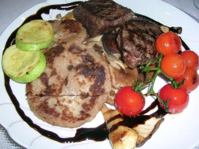 Rezept: Hirsch-Steaks mit gemischten Pilzen an Walnuss-Kartoffelplätzchen Hirsch-Steaks mit gemischten Pilzen an Walnuss-Kartoffelplätzchen - Rezept