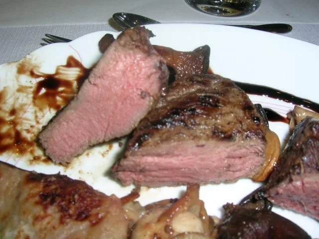 Rezept: Hirsch-Steaks mit gemischten Pilzen an Walnuss-Kartoffelplätzchen Bild Nr. 2 Hirsch-Steaks mit gemischten Pilzen an Walnuss-Kartoffelplätzchen - Rezept - Bild Nr. 2