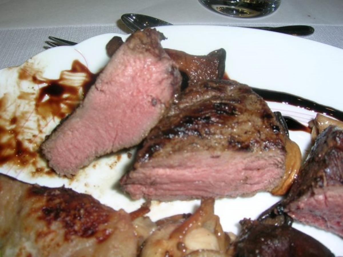 Hirsch-Steaks mit gemischten Pilzen an Walnuss-Kartoffelplätzchen ...