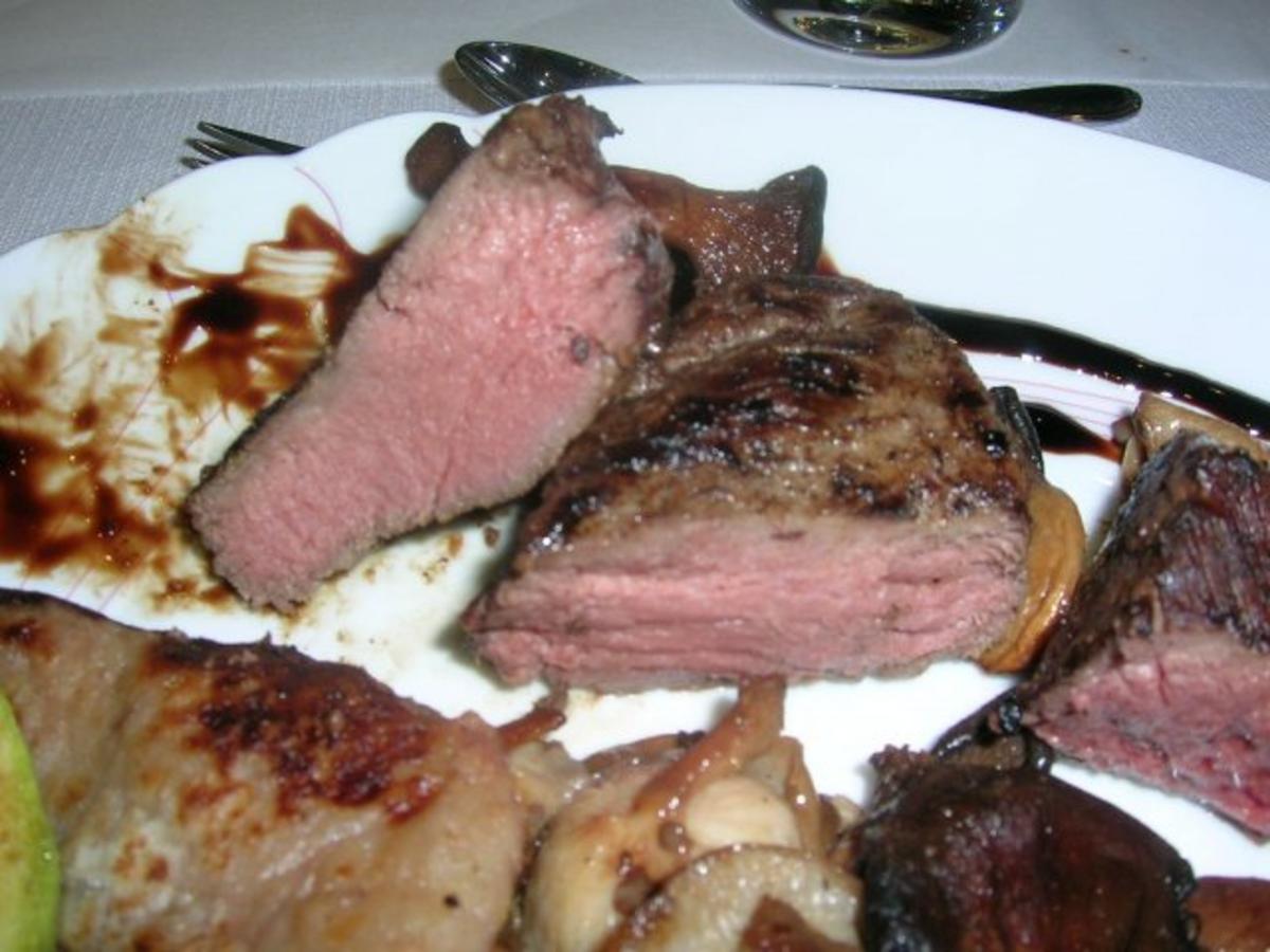 Hirsch-Steaks mit gemischten Pilzen an Walnuss-Kartoffelplätzchen - Rezept - Bild Nr. 6