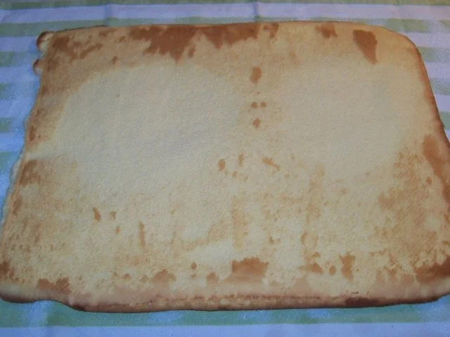 Himbeerbiskuitrolle mit Toblerone - Rezept - Bild Nr. 4