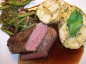 Feinster Rehrücken mit grünen Bohnen und Serviettenknödeln - Rezept