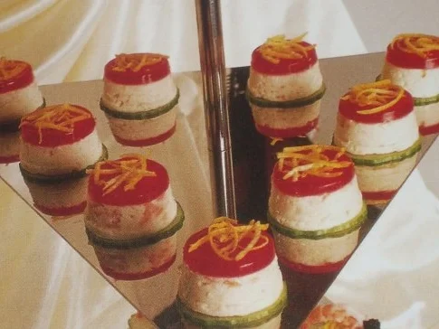 Rezept: Lachsmousse- Törtchen auf Gurkensockel Bild Nr. 2 Lachsmousse- Törtchen auf Gurkensockel - Rezept - Bild Nr. 2