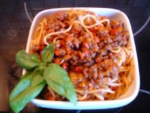 Spaghetti bolognese mit roten Paprikawürfeln - Rezept
