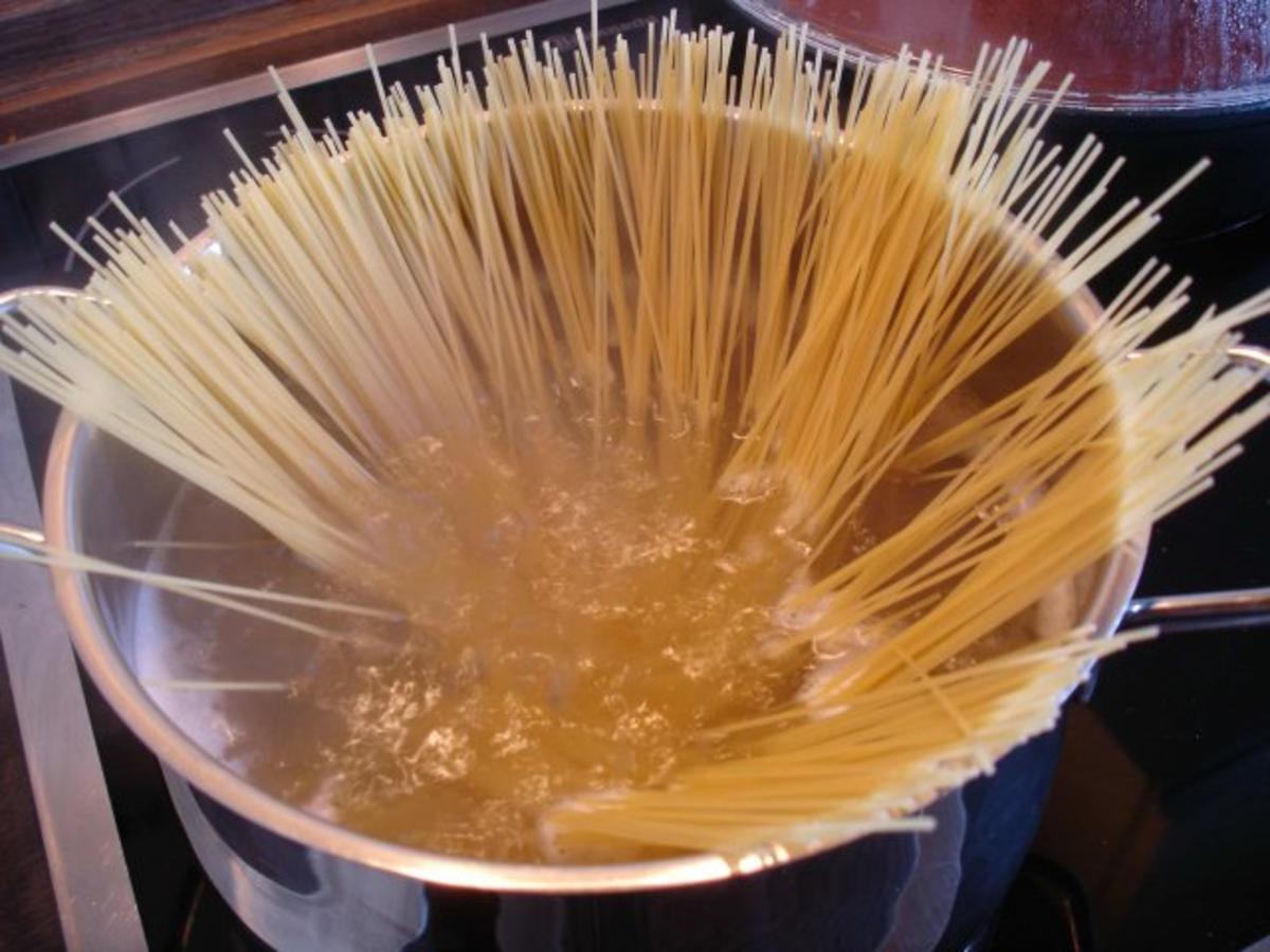 Spaghetti bolognese mit roten Paprikawürfeln - Rezept - Bild Nr. 9