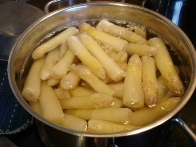 Schweinefilet mit Spargelspitzen und Herzogeinkartoffeln und Sauce Hollandaise - Rezept - Bild Nr. 4