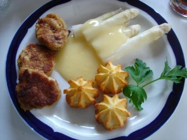 Schweinefilet mit Spargelspitzen und Herzogeinkartoffeln und Sauce Hollandaise - Rezept