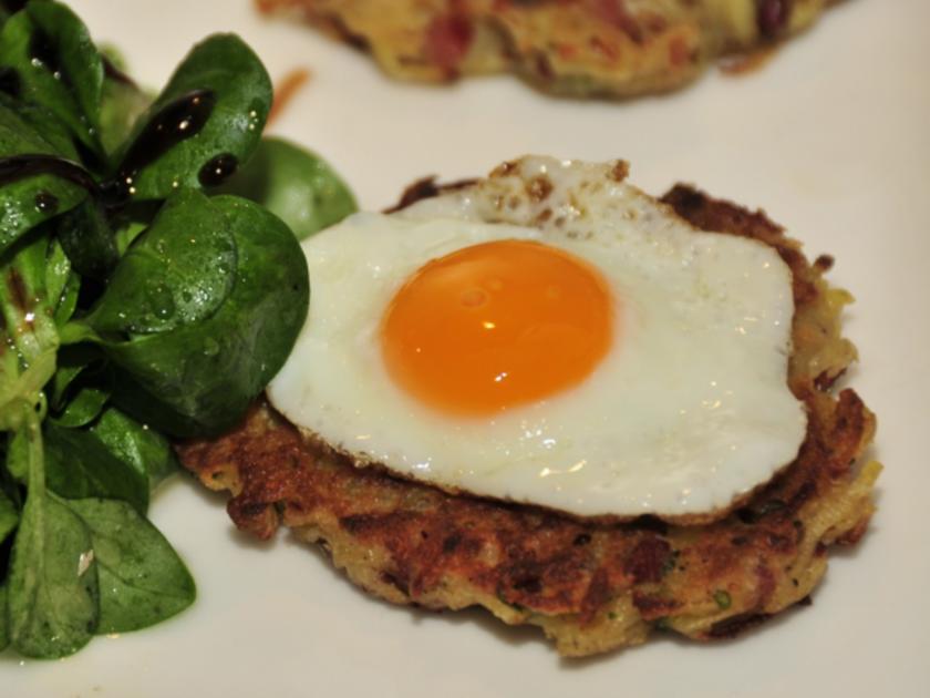 Mini-Kartoffelpuffer mit Speck und Ei - Rezept - kochbar.de