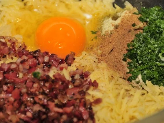 Rezept: Mini-Kartoffelpuffer mit Speck und Ei Bild Nr. 2 Mini-Kartoffelpuffer mit Speck und Ei - Rezept - Bild Nr. 2