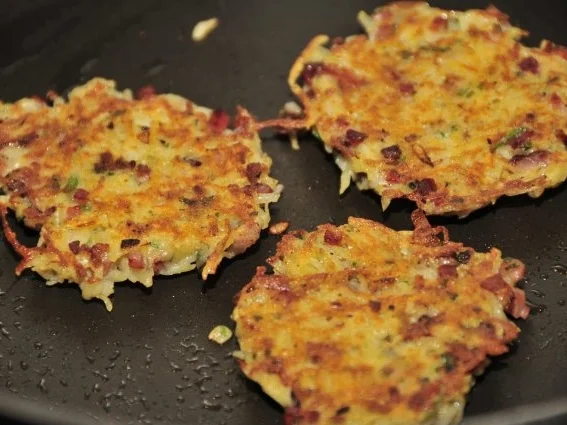 Rezept: Mini-Kartoffelpuffer mit Speck und Ei Bild Nr. 3 Mini-Kartoffelpuffer mit Speck und Ei - Rezept - Bild Nr. 3