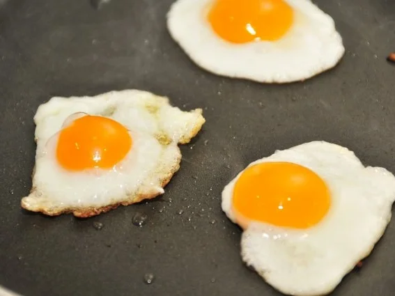 Rezept: Mini-Kartoffelpuffer mit Speck und Ei Bild Nr. 4 Mini-Kartoffelpuffer mit Speck und Ei - Rezept - Bild Nr. 4