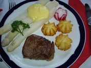 Rinderfilet mit Spargel, Herzoginnenkartoffeln und Sauce Hollandaise - Rezept