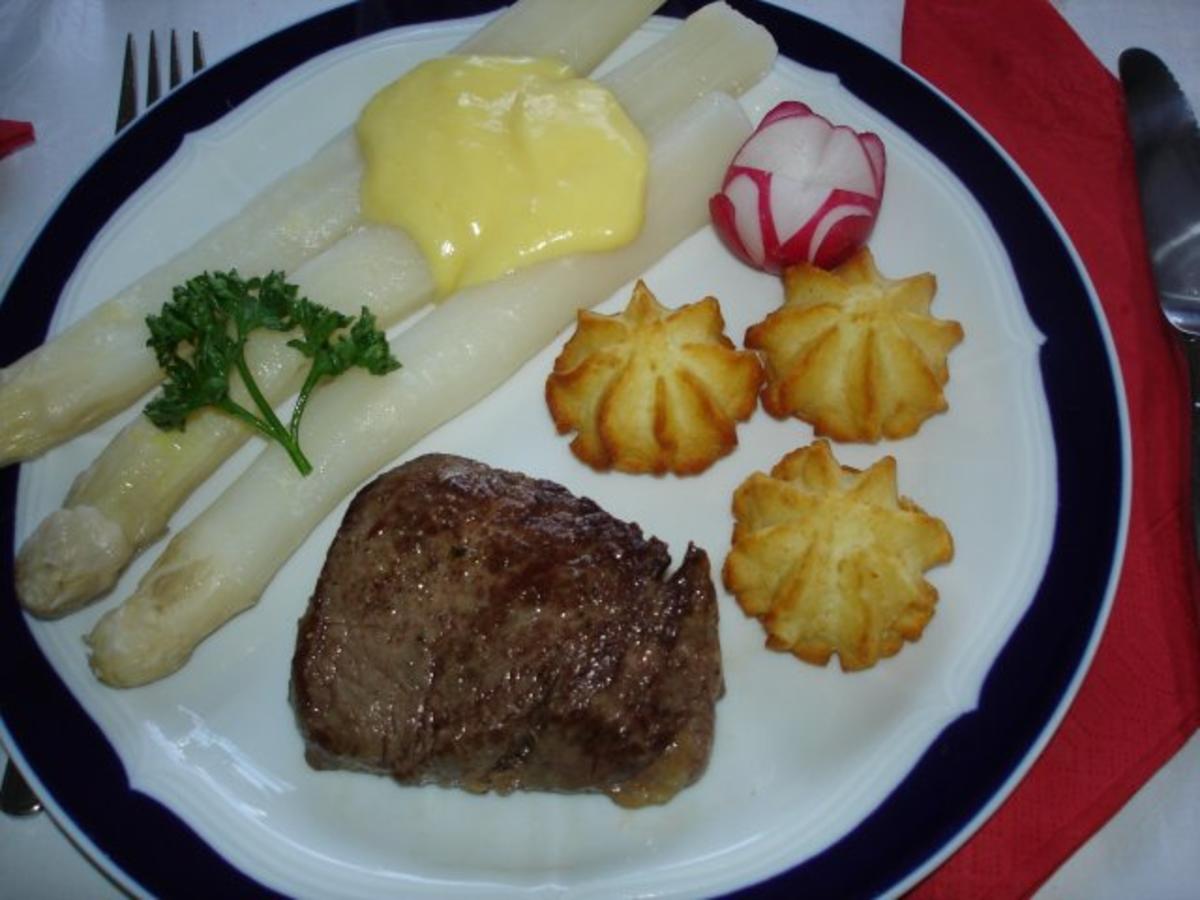 Bilder für Rinderfilet mit Spargel, Herzoginnenkartoffeln und Sauce Hollandaise - Rezept