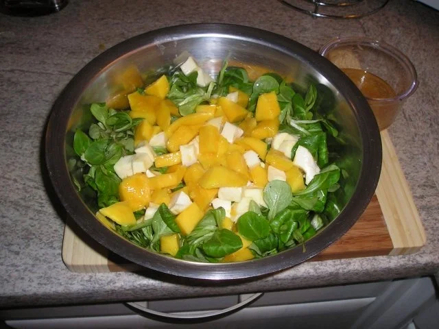 Feldsalat mit Mango und Mozzarella - Rezept