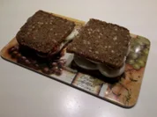 Rezept: Abendbrot: Schnelles Abendbrot mit Ei, Ajvar und Zwiebel Abendbrot: Schnelles Abendbrot mit Ei, Ajvar und Zwiebel - Rezept