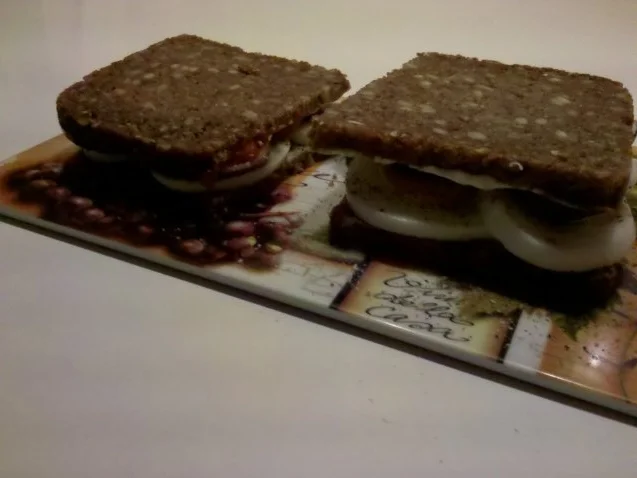 Abendbrot: Schnelles Abendbrot mit Ei, Ajvar und Zwiebel - Rezept - Bild Nr. 6