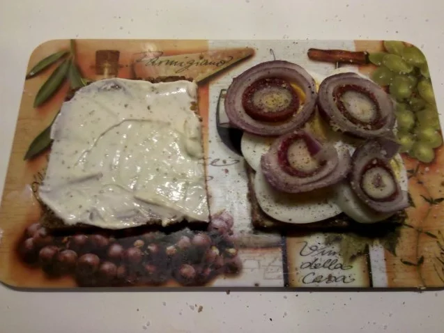 Abendbrot: Schnelles Abendbrot mit Ei, Ajvar und Zwiebel - Rezept - Bild Nr. 5